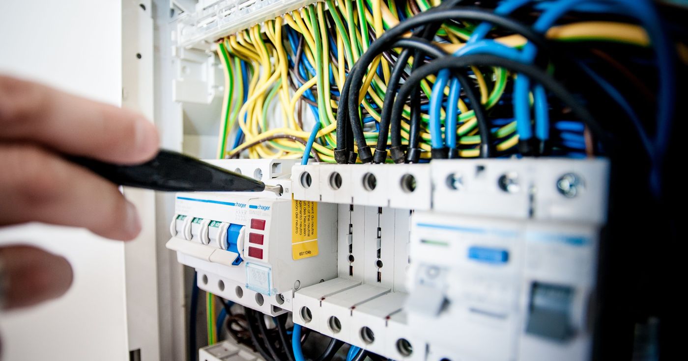 Pomiar w rozdzielnicy elektrycznej — sonda pomiarowa przy aparatach modułowych