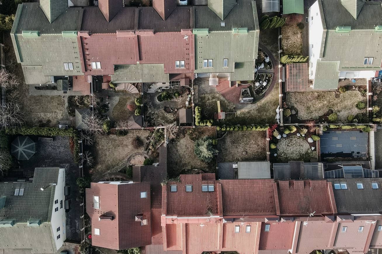 Widok z góry na zabudowę szeregową. Na kalenicach dachów widoczne wyloty przewodów kominowych