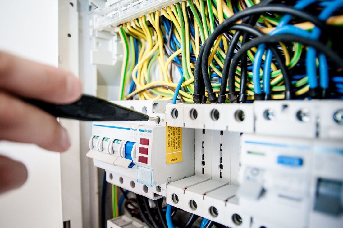 Pomiar w rozdzielnicy elektrycznej. Sonda pomiarowa przy aparatach modułowych